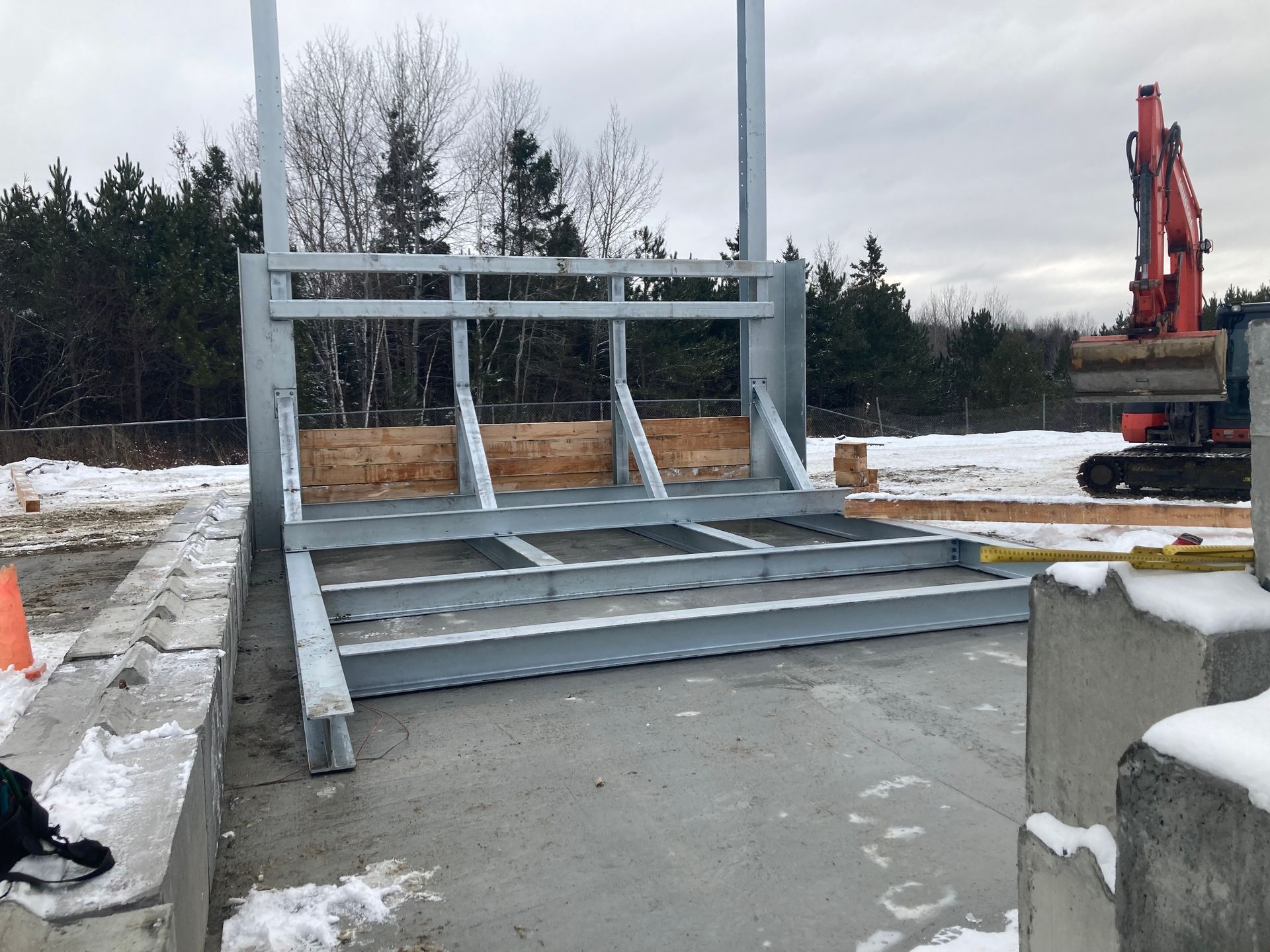 Une grande structure métallique trône au milieu d’un champ enneigé.