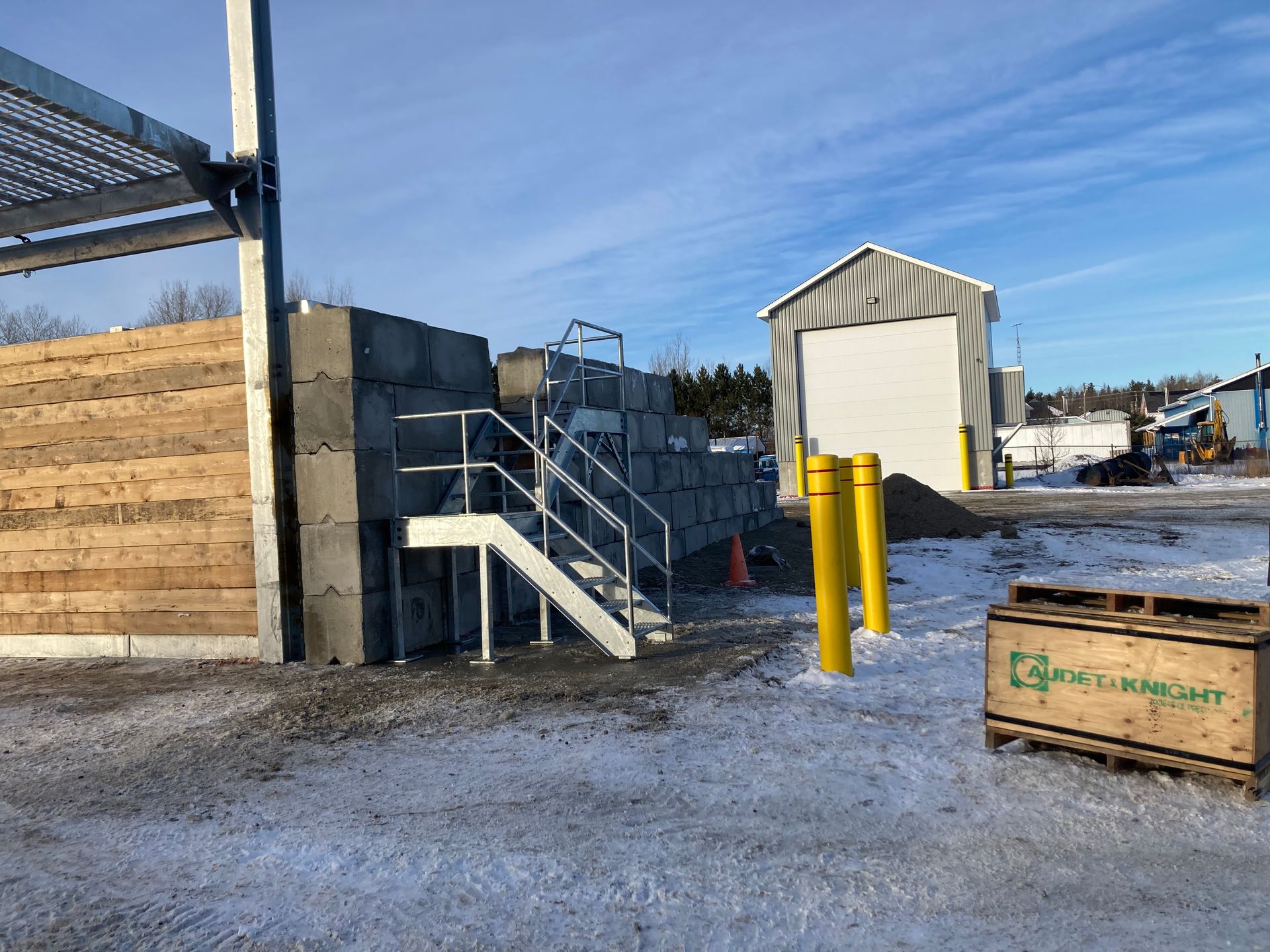Il y a des escaliers menant à un bâtiment dans la neige.