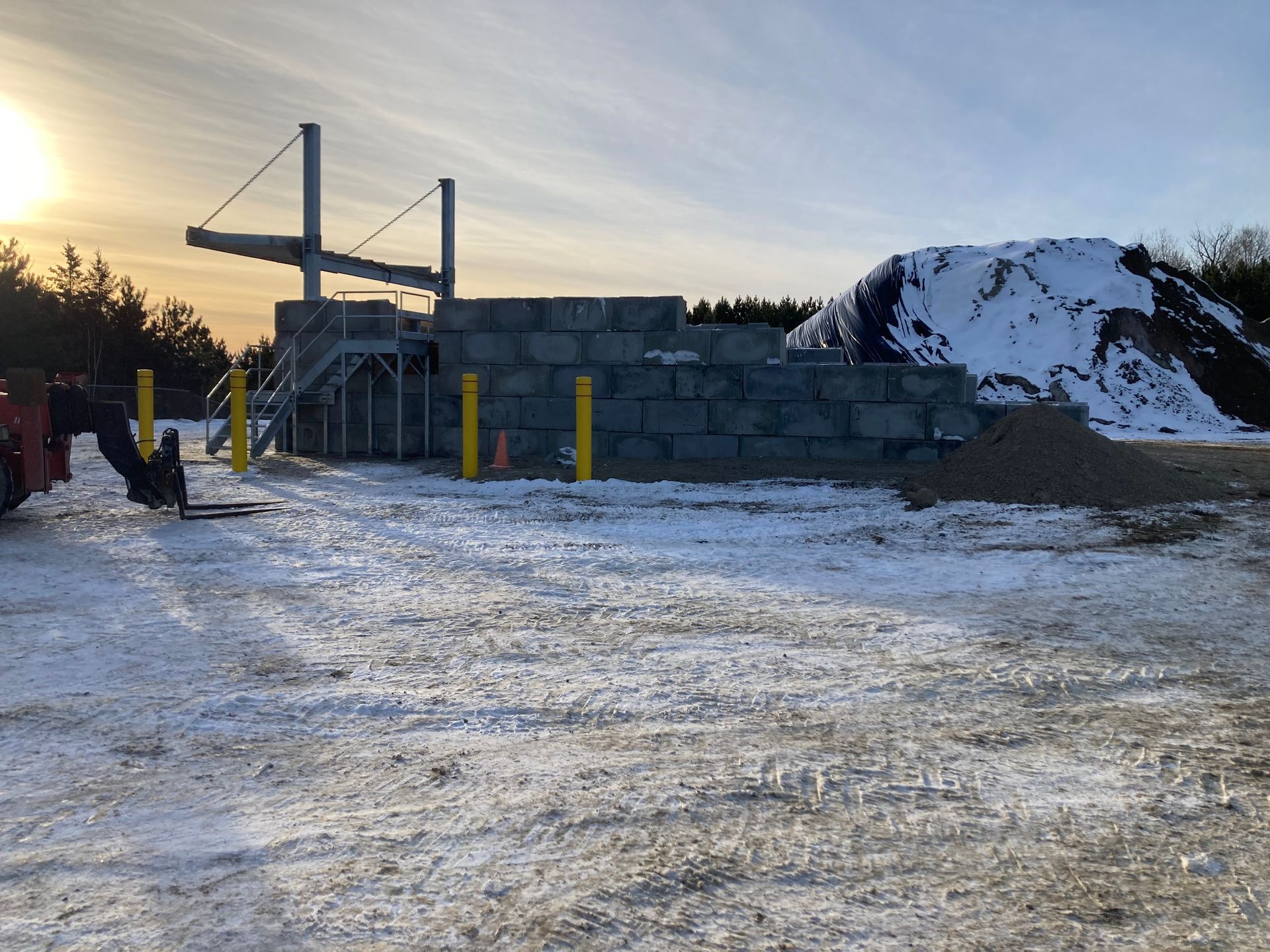 Un gros tas de neige se trouve au milieu d’un champ enneigé.