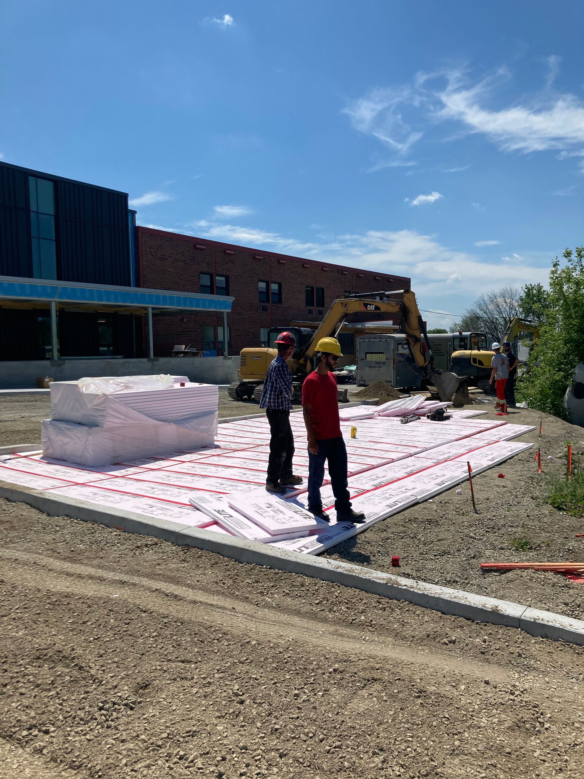 Un groupe d ouvriers du bâtiment travaillent sur un chantier de construction.