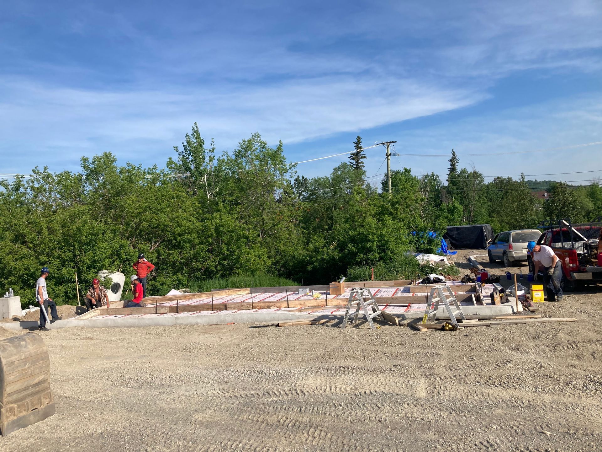Un groupe de personnes travaille sur un chantier de construction.