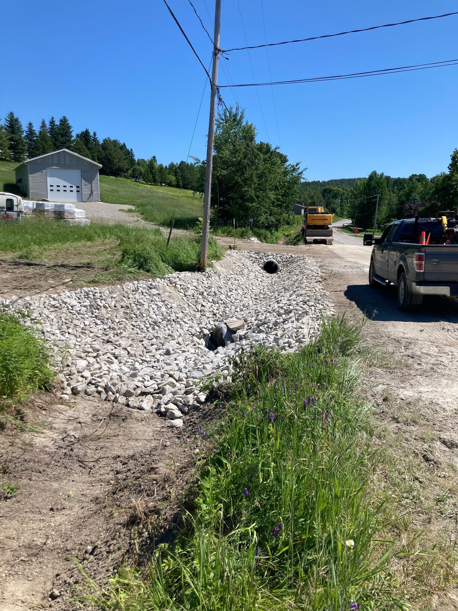 Un camion est garé au bord d’un chemin de terre.