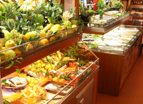 vista di un bancone con diverse pietanze