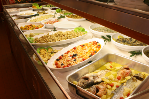 vista di un bancone con antipasti