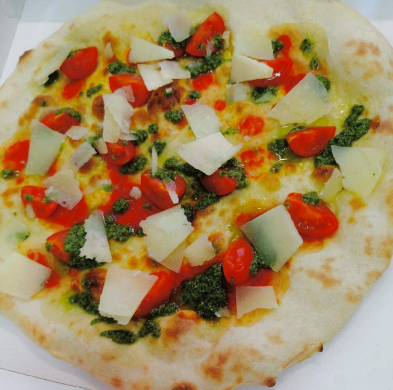 Pizza grana, pesto e pomodorini