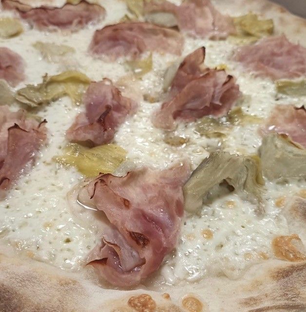 Pizza carciofi e prosciutto