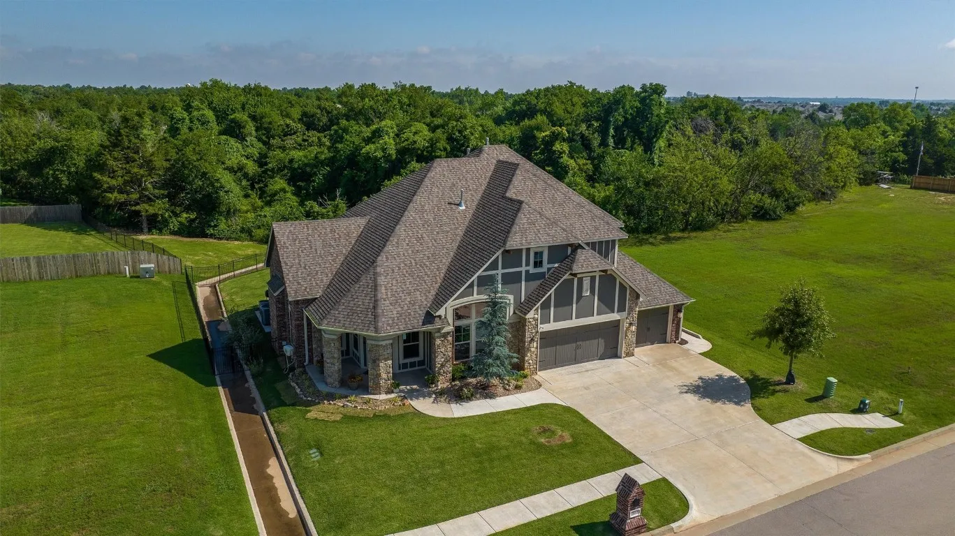Crystal Creek -House with backyard