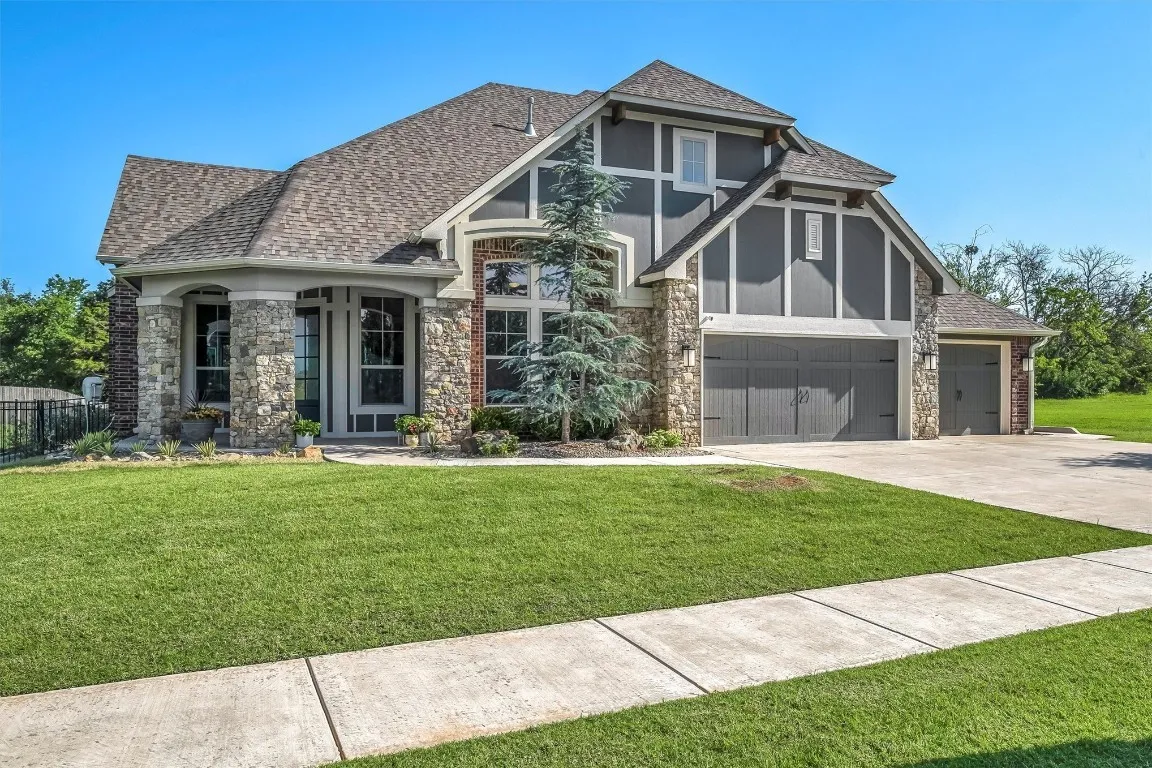 Crystal Creek -House with front yard