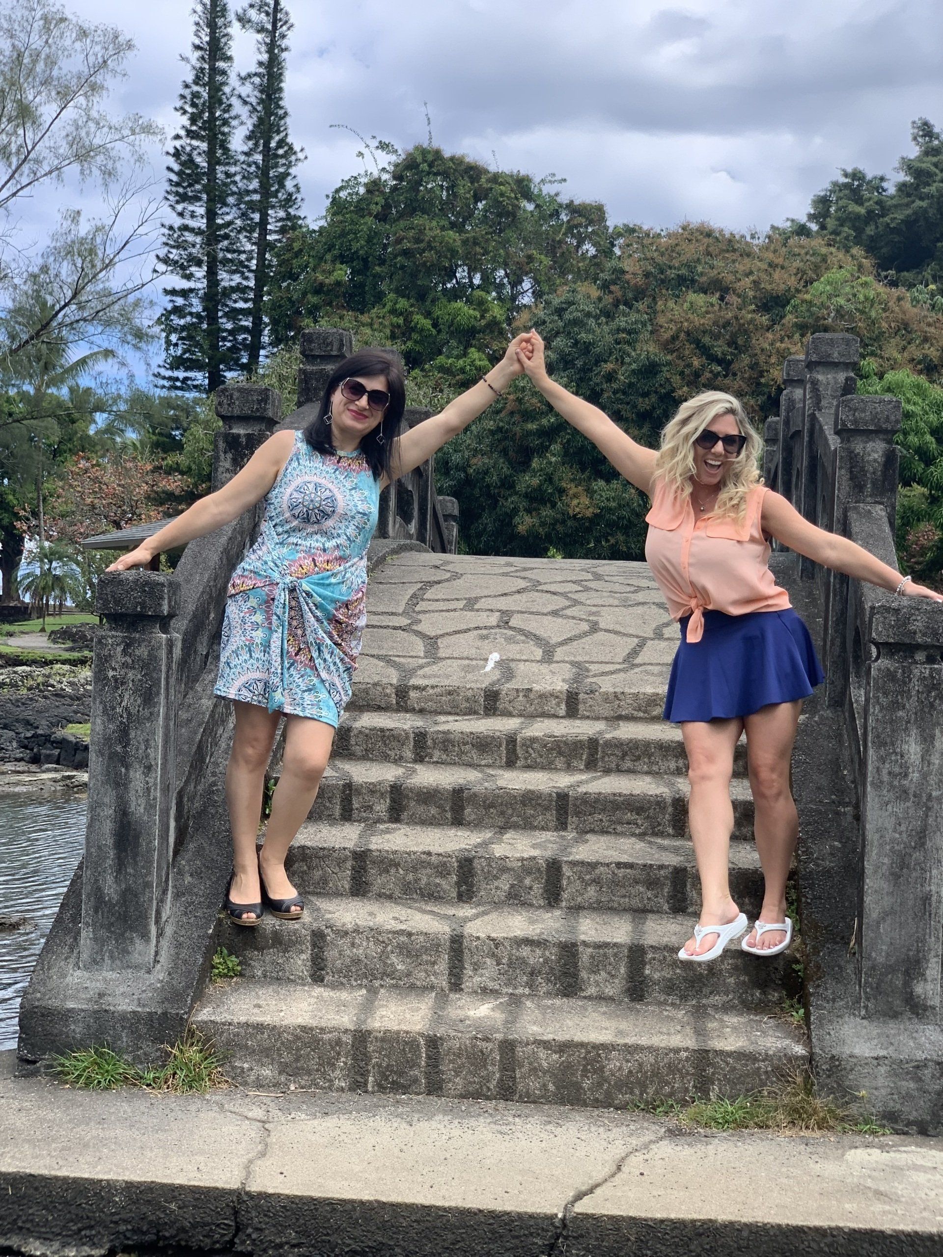 Tour guide to Hawaii Volcanoes National Park , Rainbow Falls and Black Sand Beach