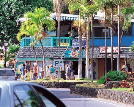 Shopping on Alii Drive in Kailua Kona.