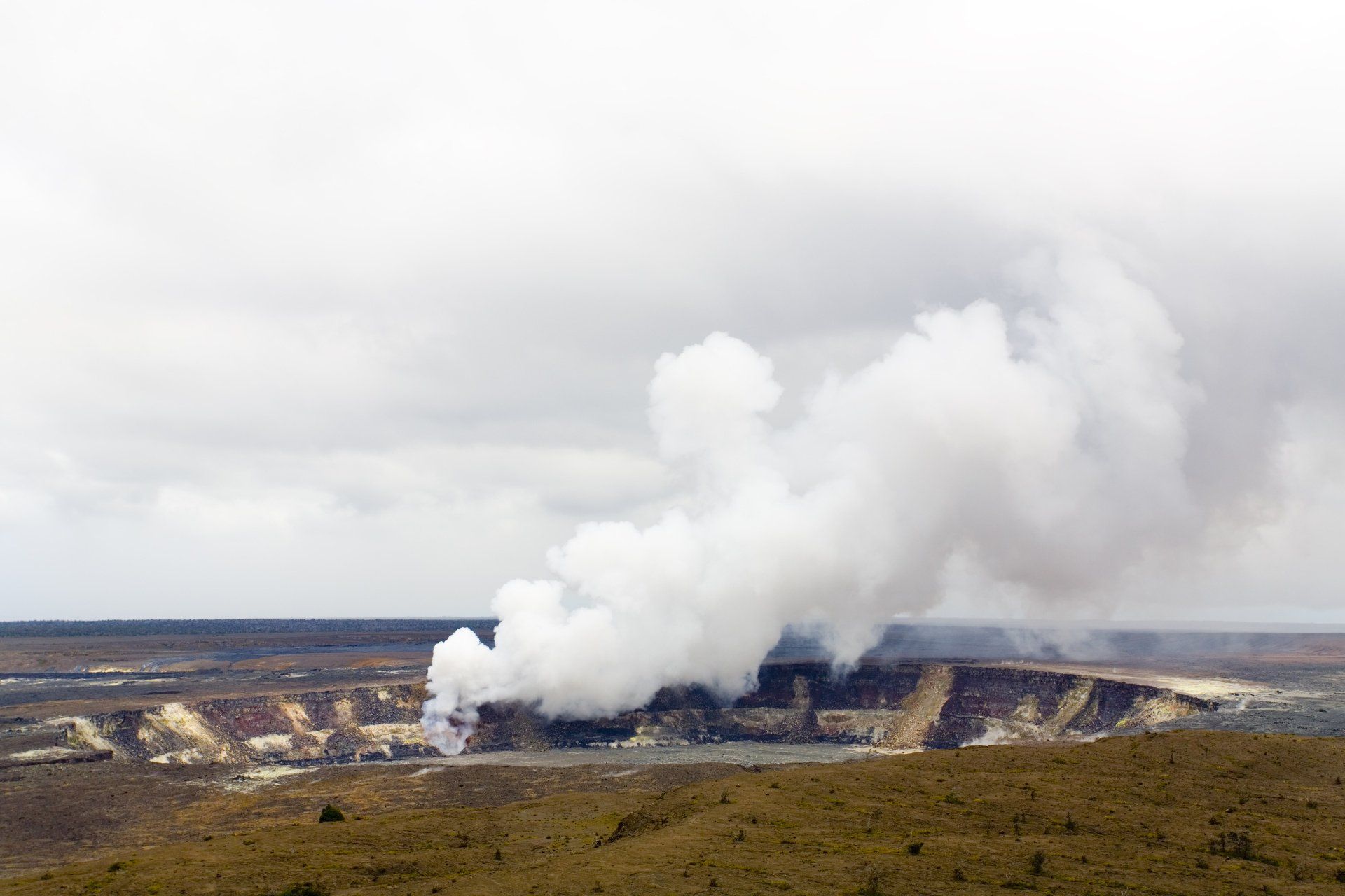 Tour guide to Hawaii Volcanoes National Park , Rainbow Falls and Black Sand Beach