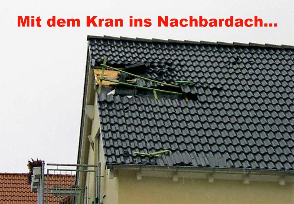 Ein Bild von einem Dach mit den Worten „mit dem Kran ins Nachbardach“