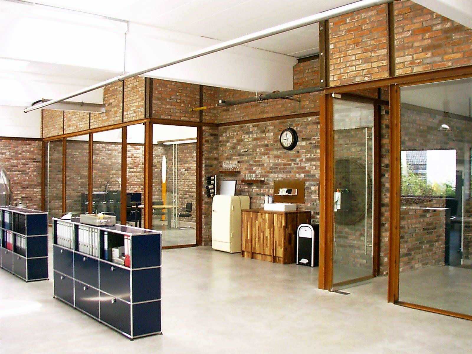 Ein Raum mit Ziegelwänden und einer Uhr an der Wand