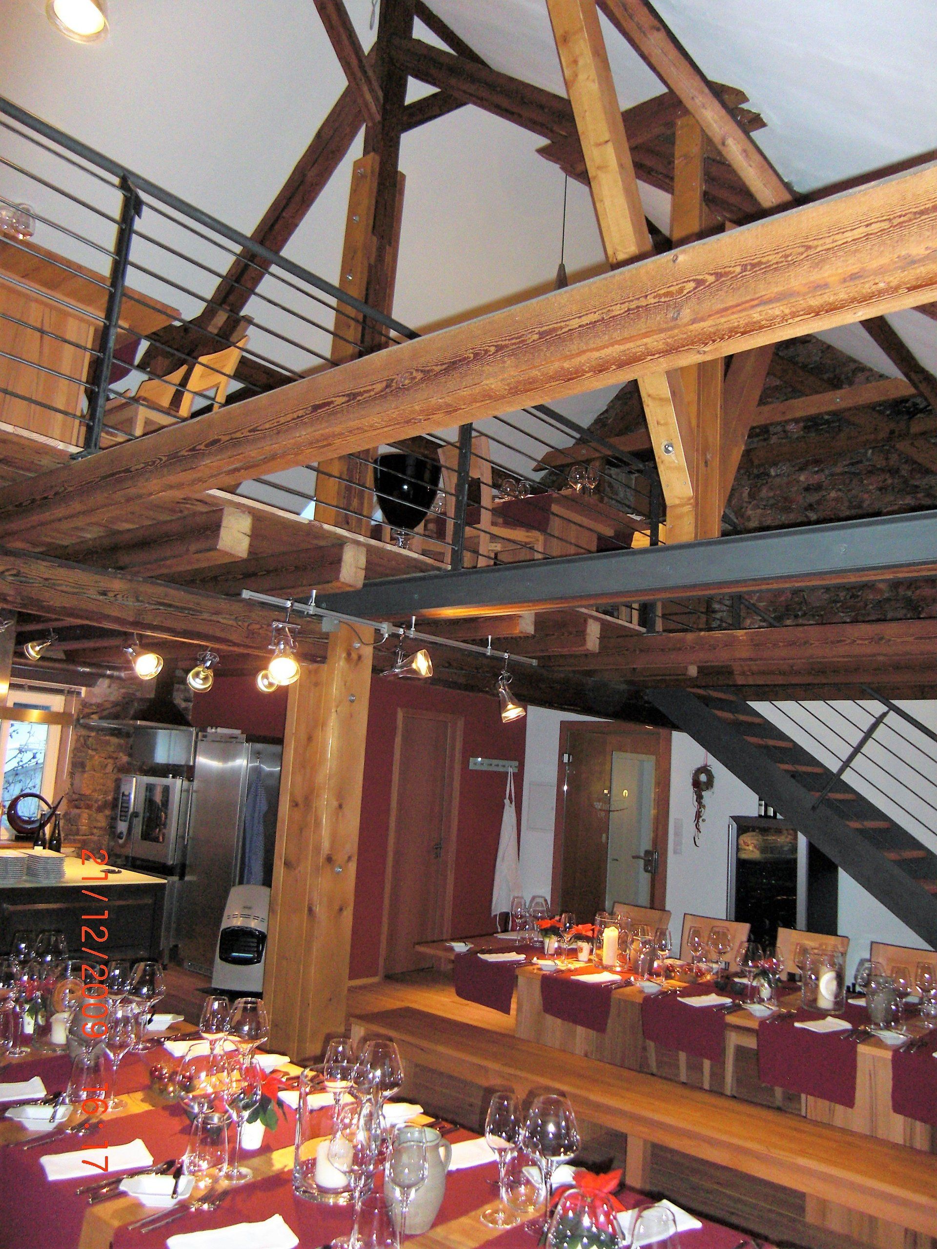 Ein großer Raum mit Tischen und Stühlen für ein Bankett