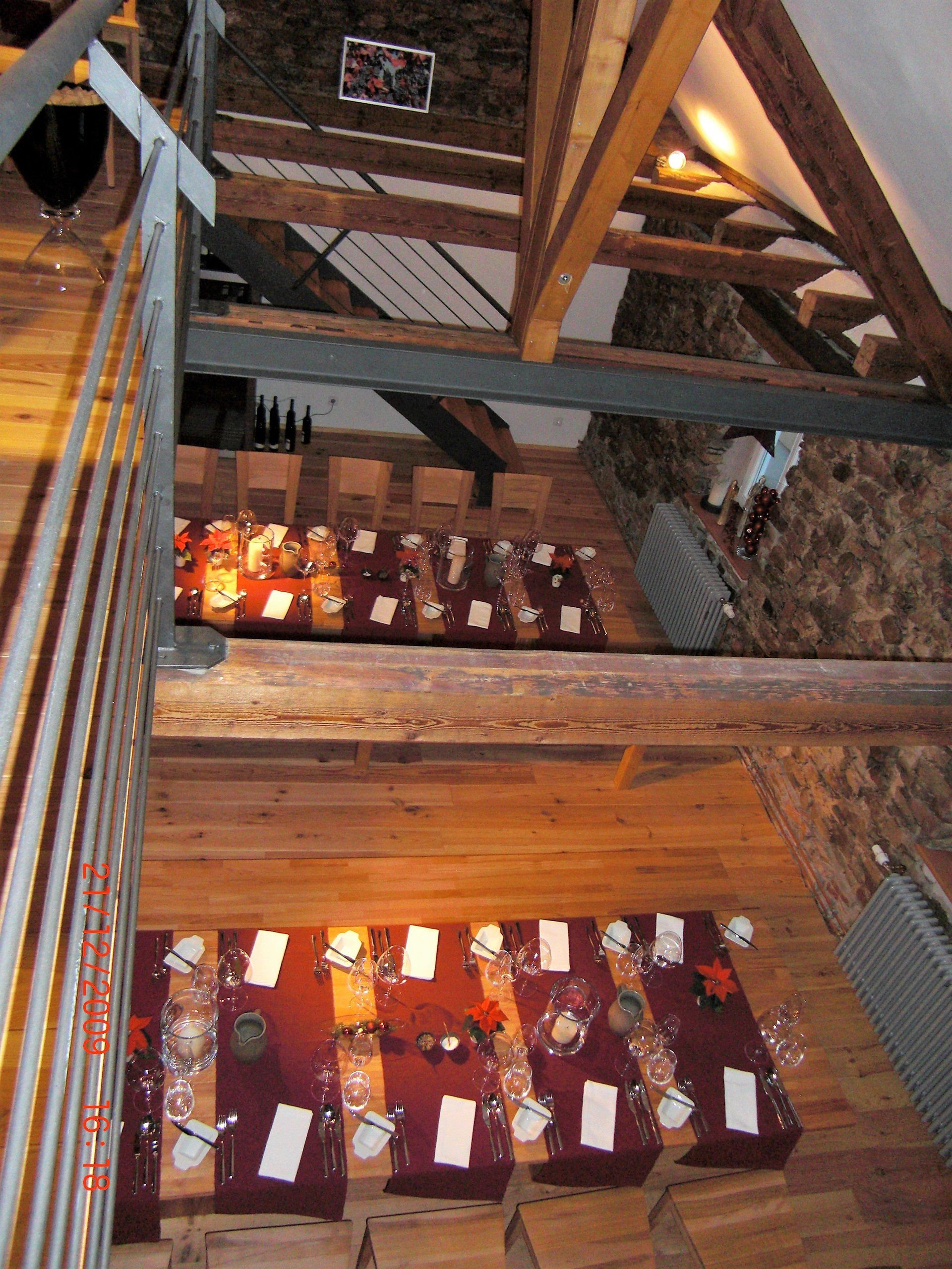 Eine Luftaufnahme eines Esszimmers mit Tischen und Stühlen