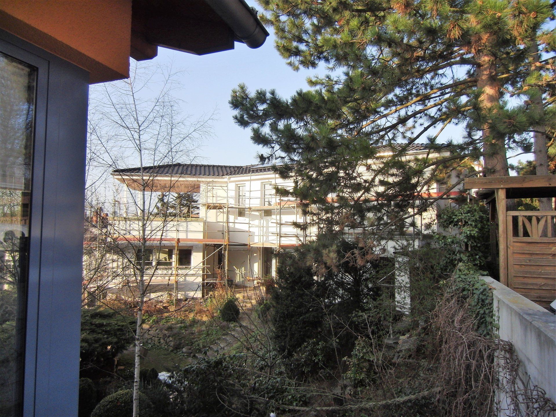 Blick auf ein Haus aus einem Fenster mit dem Wort „Efeu“ darauf