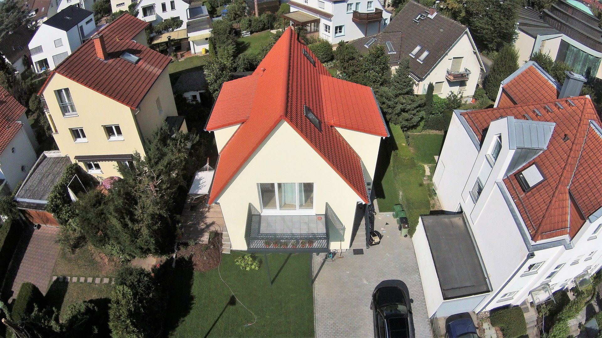 Eine Luftaufnahme eines Hauses mit einem roten Dach