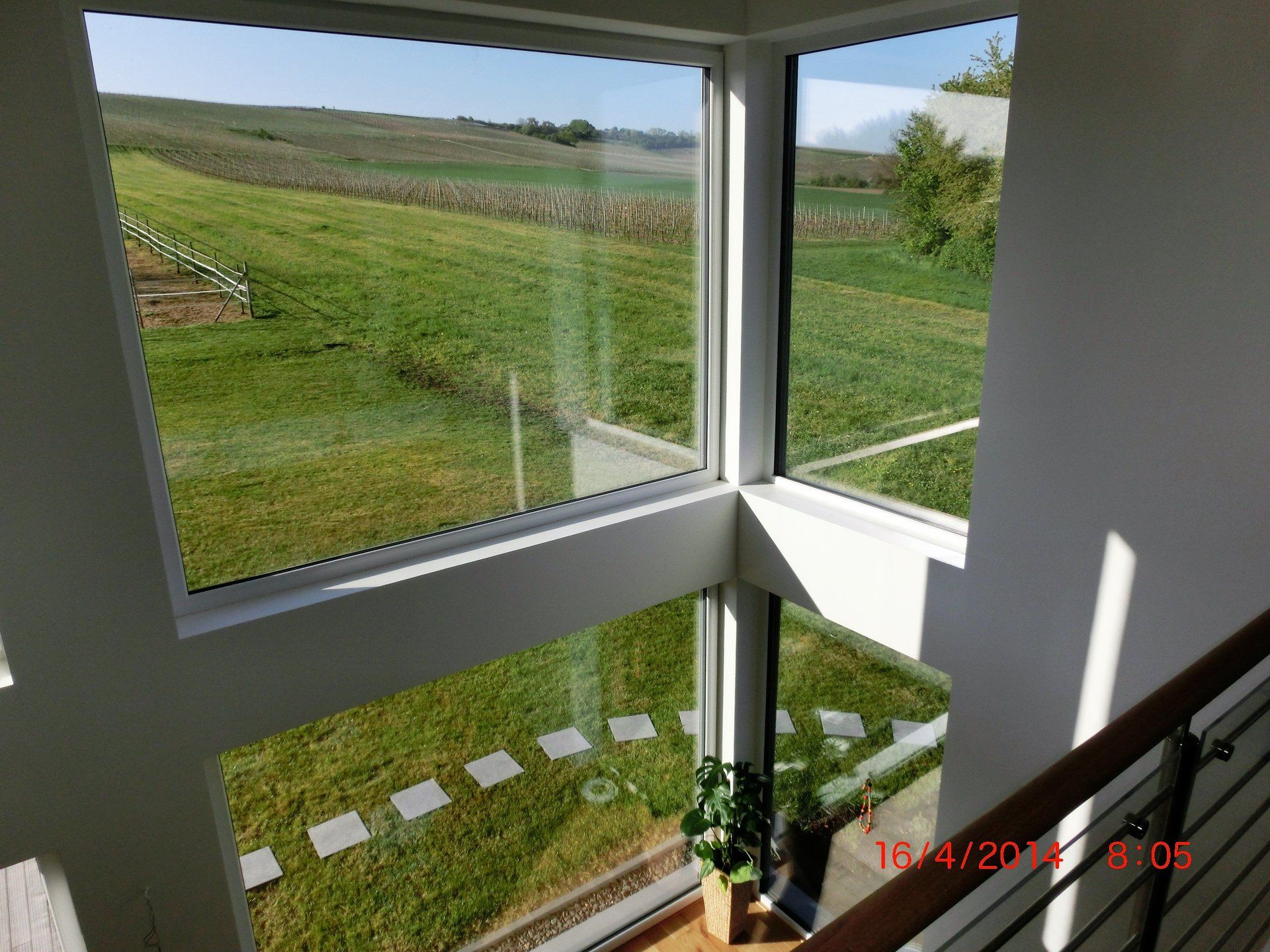 Ein großes Fenster mit Blick auf eine Wiese