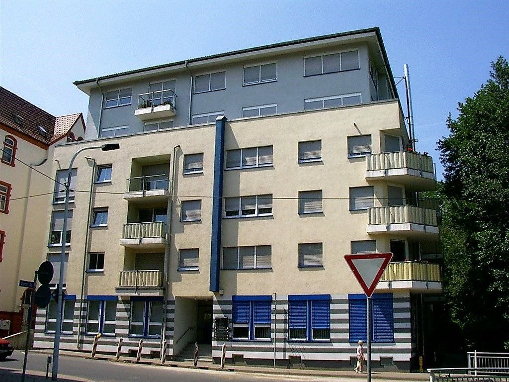 Ein Gebäude mit einem Dreieckschild davor