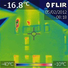 Ein Wärmebild eines Hauses zeigt eine Temperatur von 16,8 Grad Celsius.