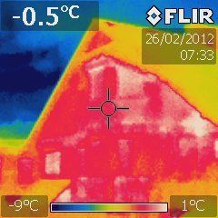 Ein Wärmebild eines Hauses zeigt eine Temperatur von -9 Grad Celsius.