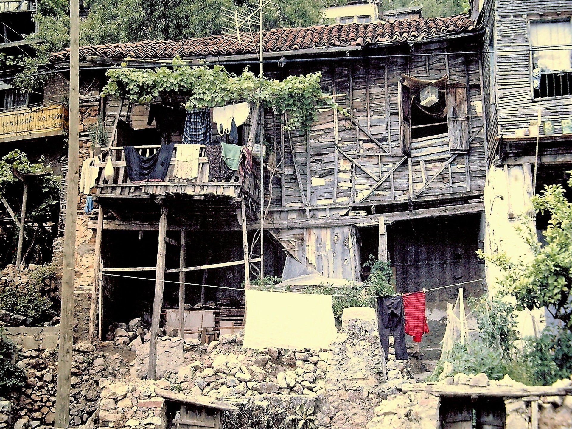 Ein Holzgebäude mit Kleidung, die auf einer Wäscheleine davor hängt