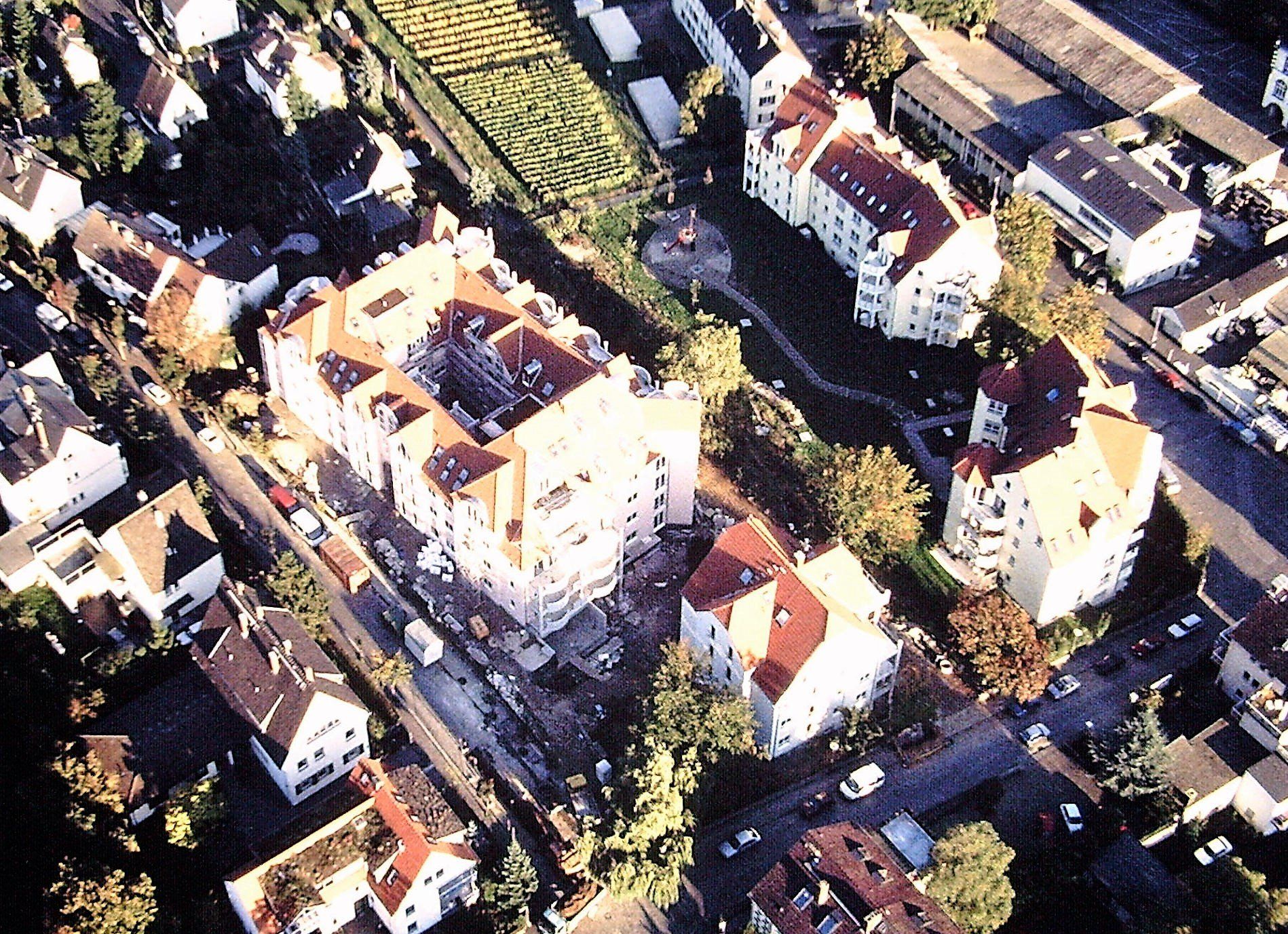 Eine Luftaufnahme eines Wohngebiets mit vielen Gebäuden