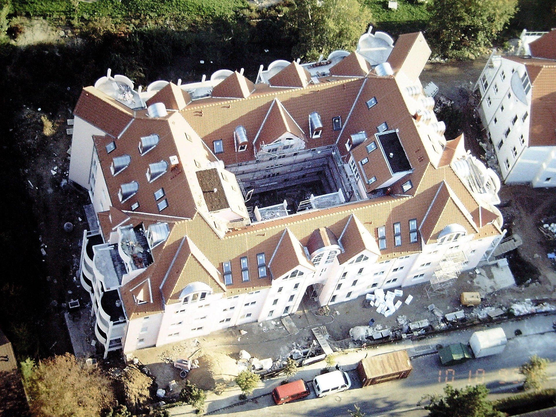 Eine Luftaufnahme eines großen Gebäudes mit vielen Fenstern