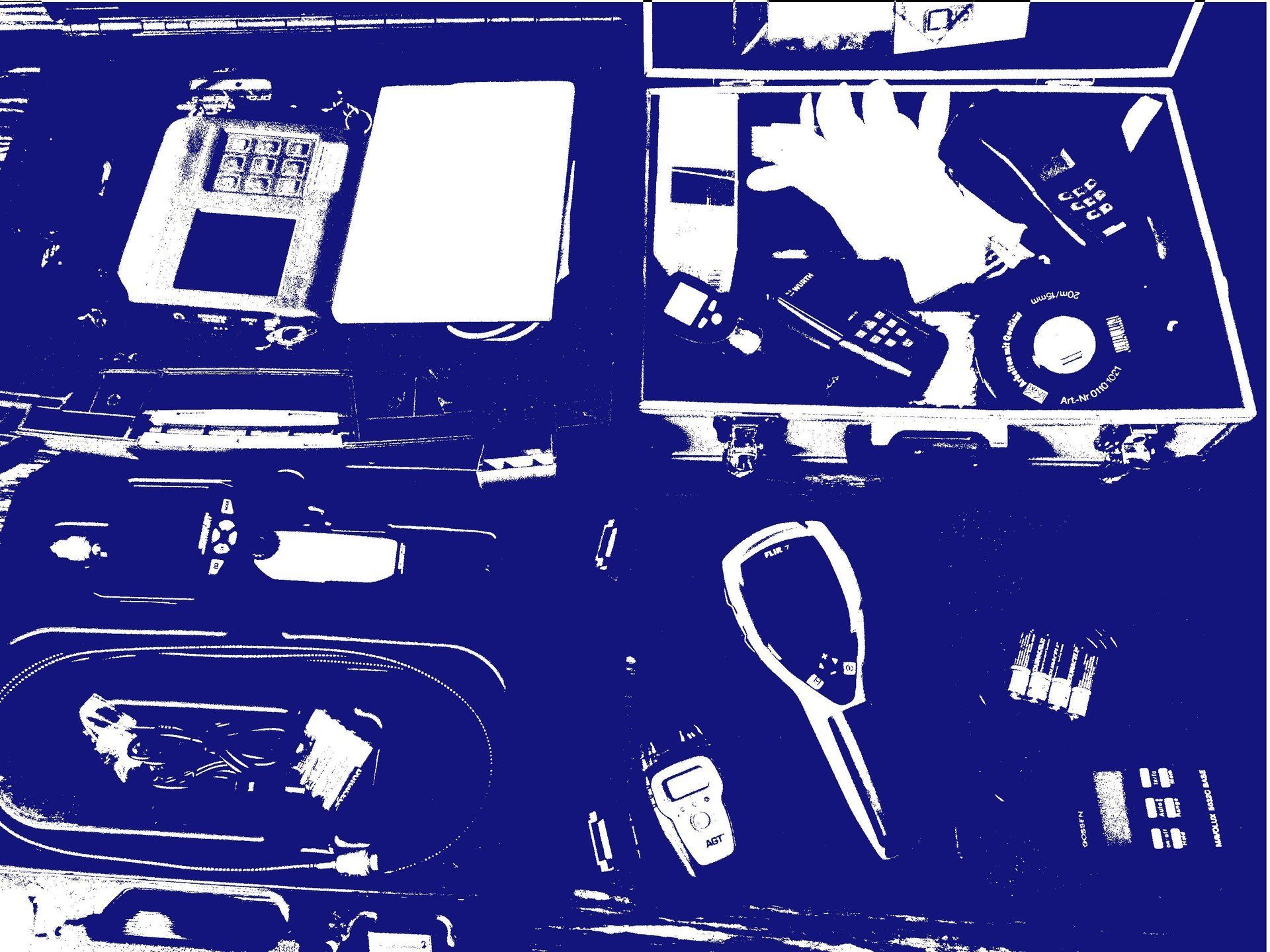 Eine blau-weiße Zeichnung einer Aktentasche mit einem Schlüssel darin