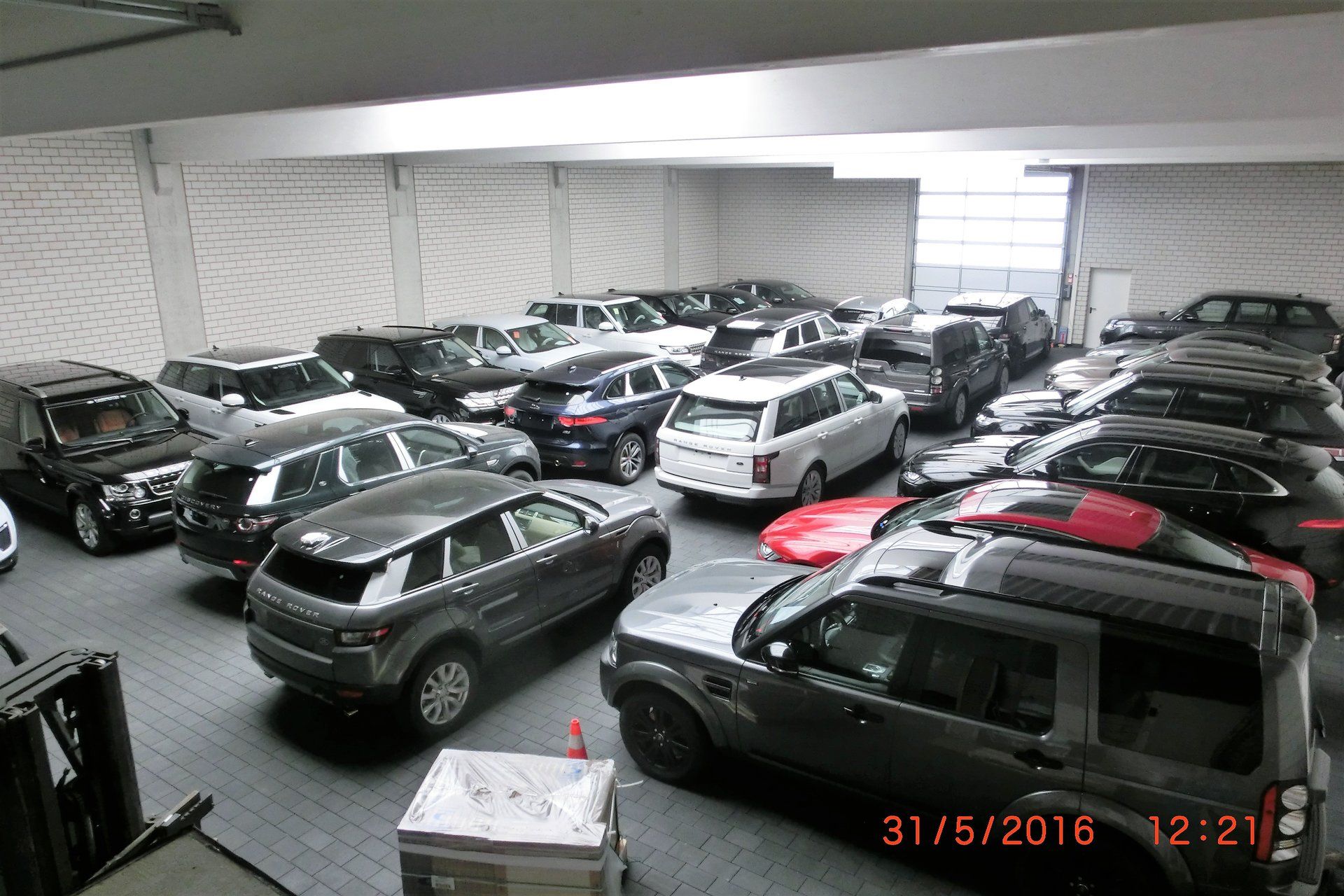 In einer Garage sind viele Autos geparkt.