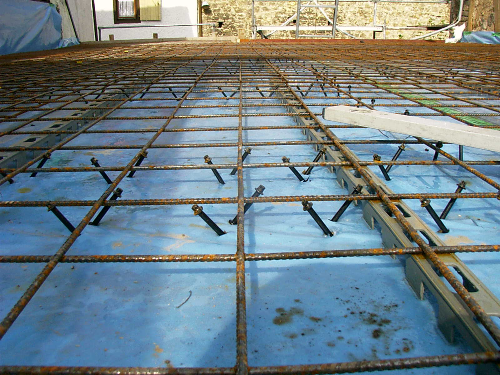 Eine Nahaufnahme eines Metallgitters auf einer blauen Oberfläche