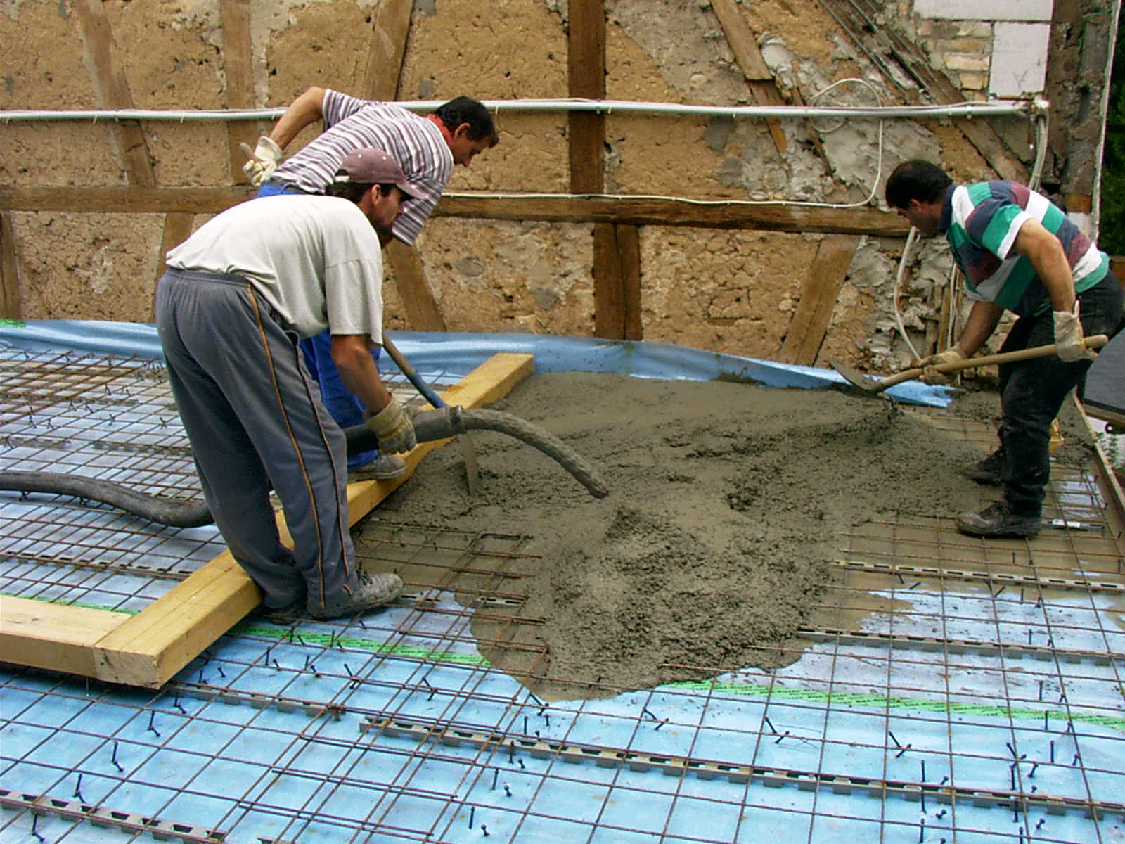 Eine Gruppe von Männern arbeitet auf einem Betonboden