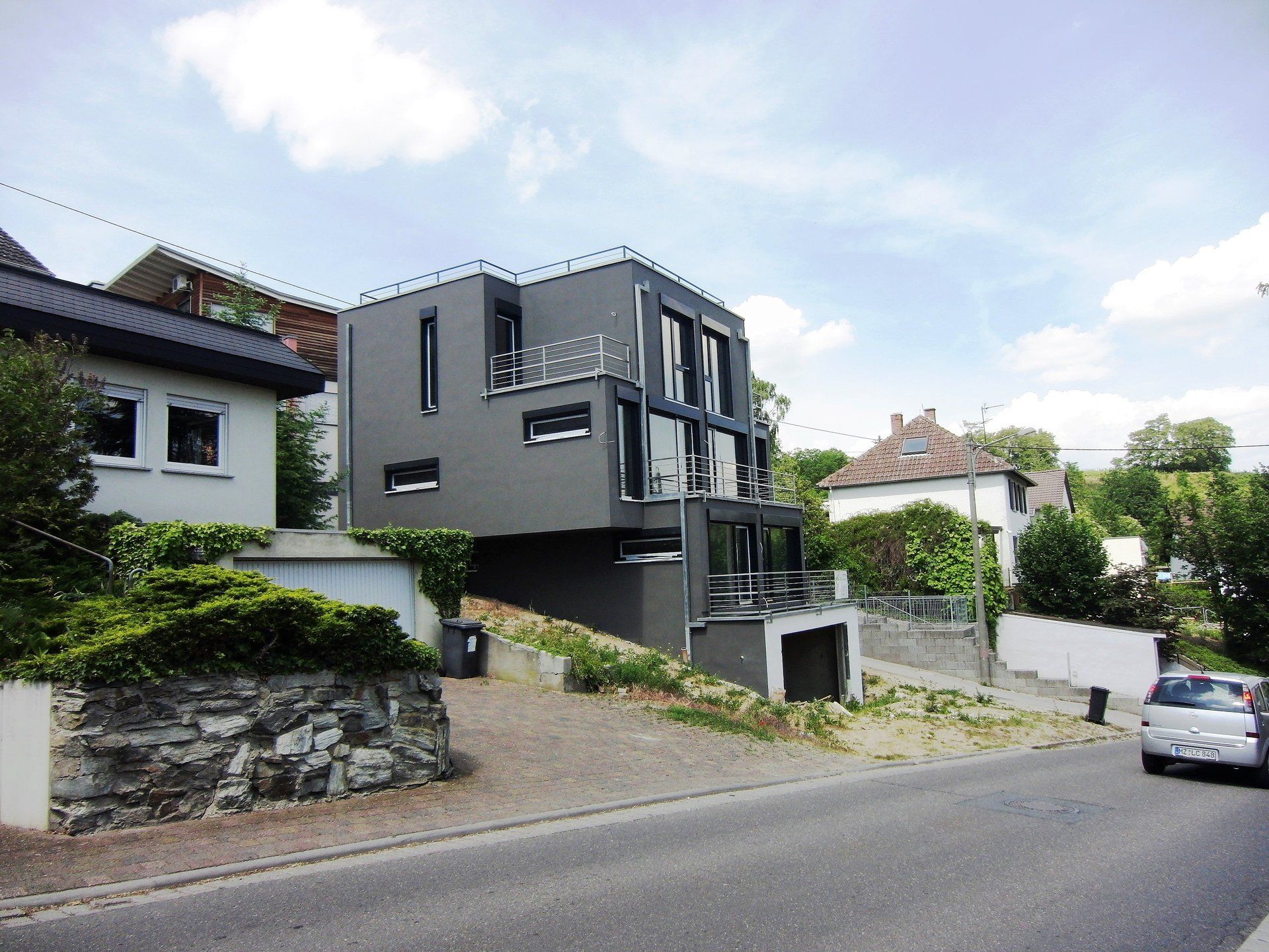 Ein Auto ist vor einem großen Haus geparkt