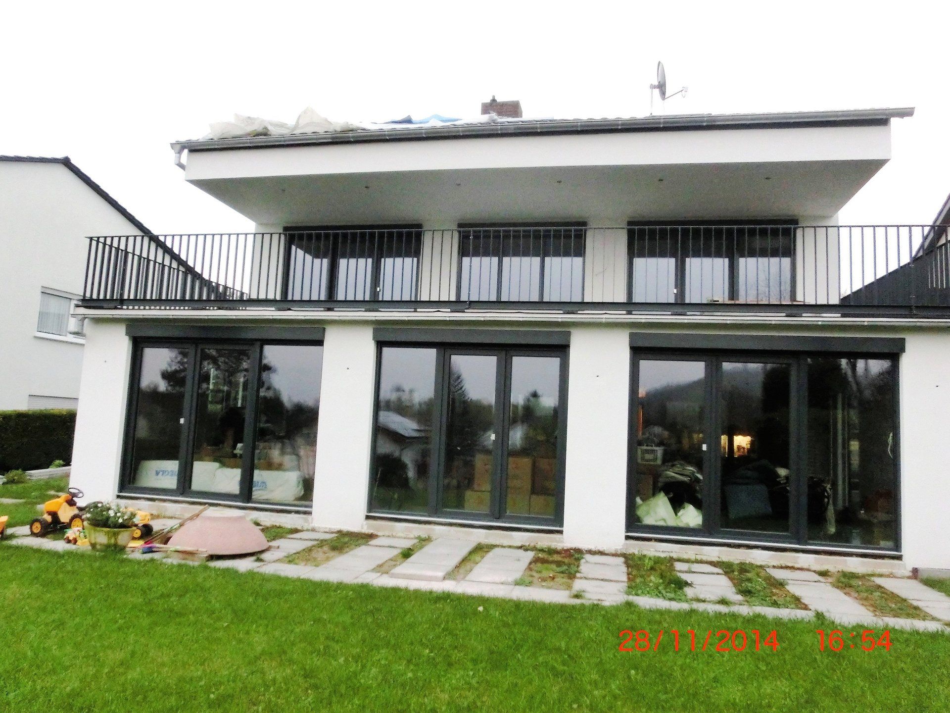 Ein großes weißes Haus mit vielen Fenstern und einem Balkon