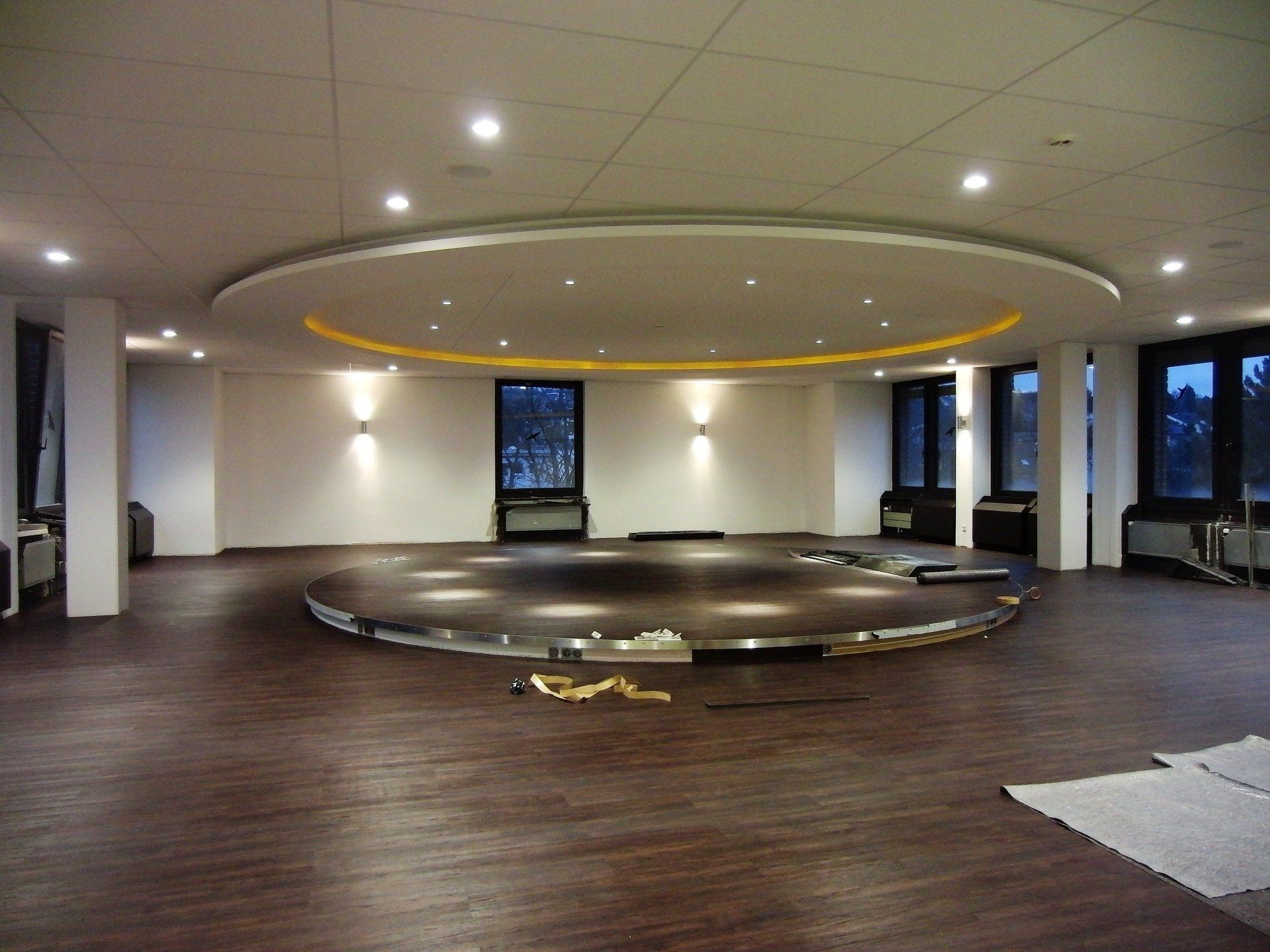 Ein leerer Raum mit einer runden Bühne in der Mitte