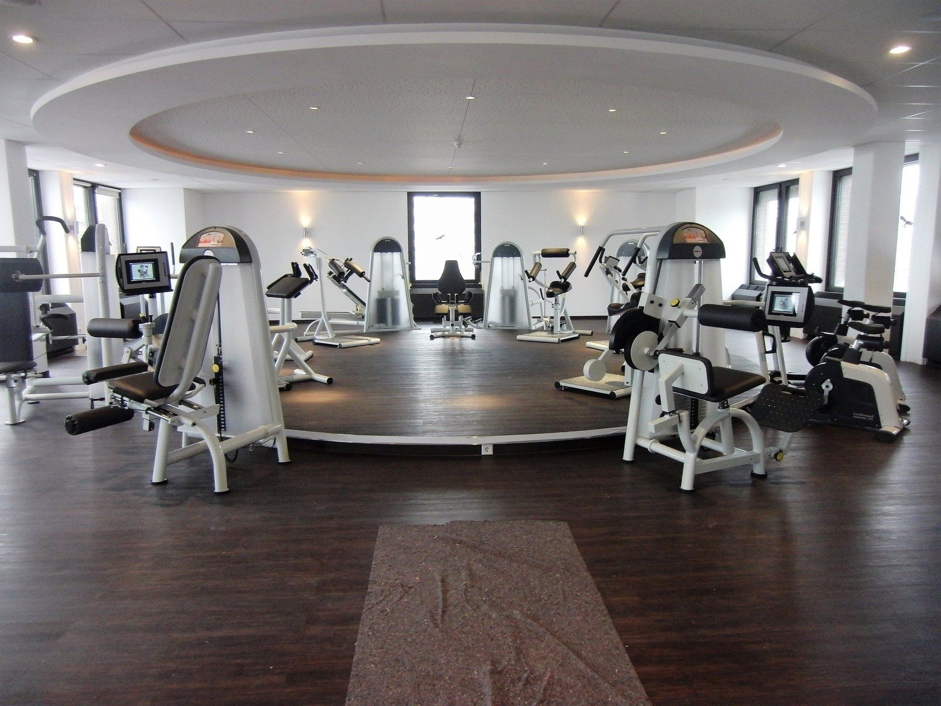 Ein großes Fitnessstudio mit vielen Trainingsgeräten