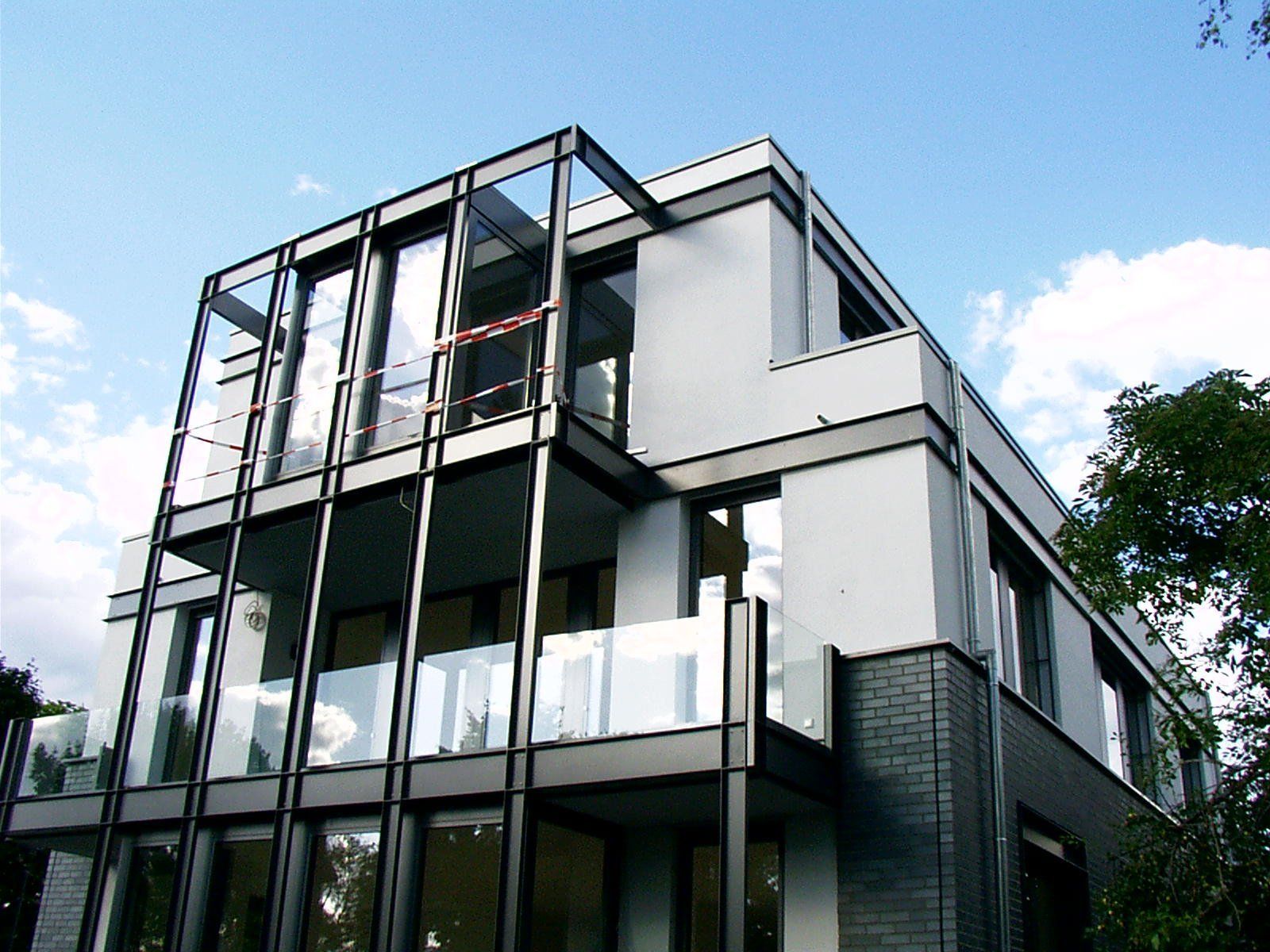 Ein großes Gebäude mit vielen Fenstern und Balkonen