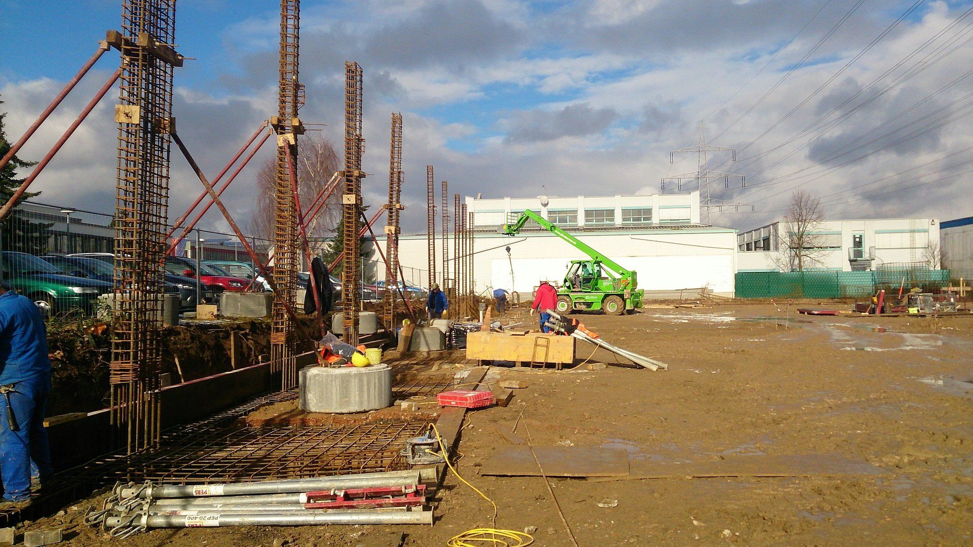 Eine Baustelle mit einem grünen Kran im Hintergrund