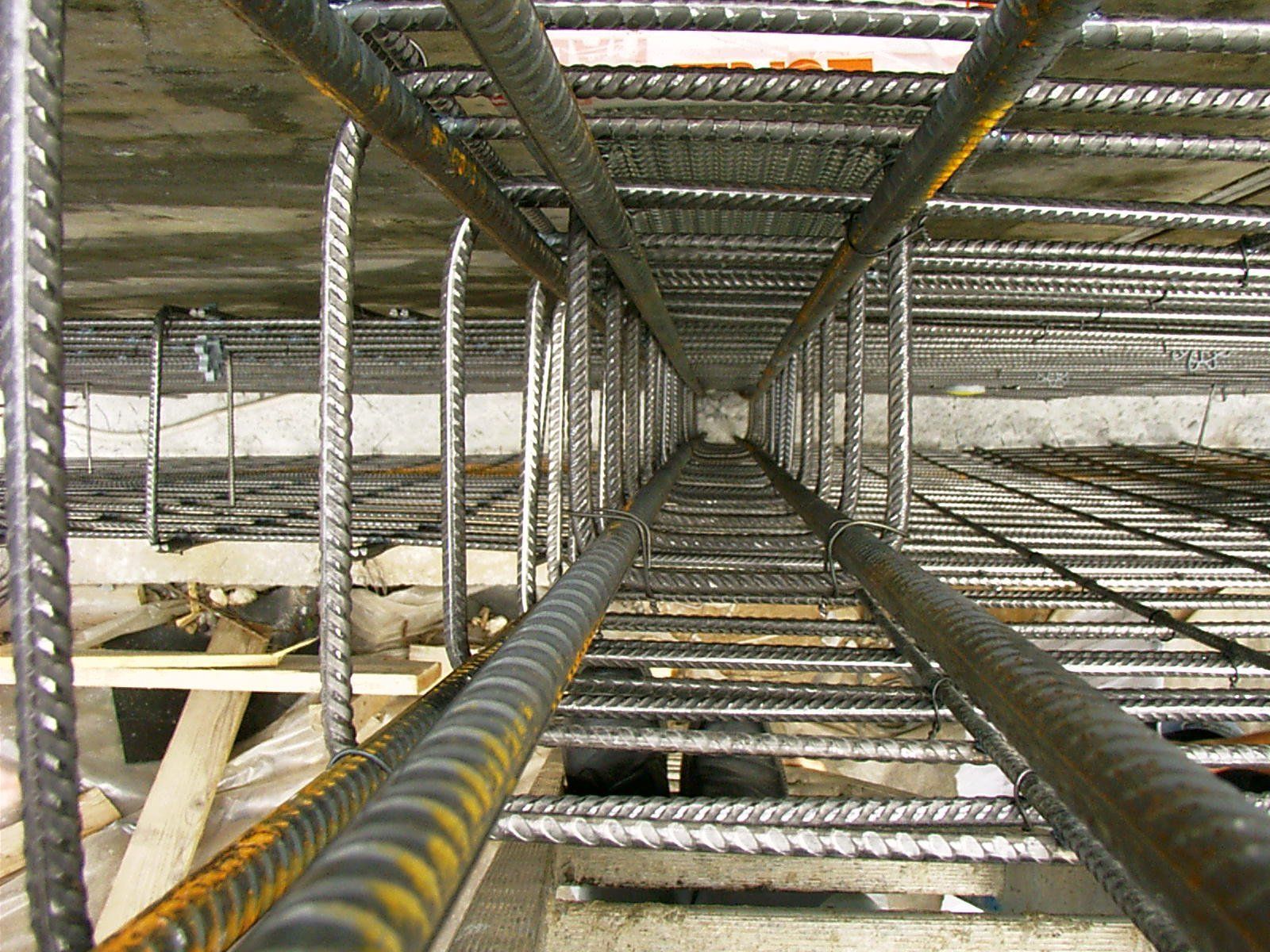 Eine Nahaufnahme einer Metallstruktur, die wie eine Leiter aussieht