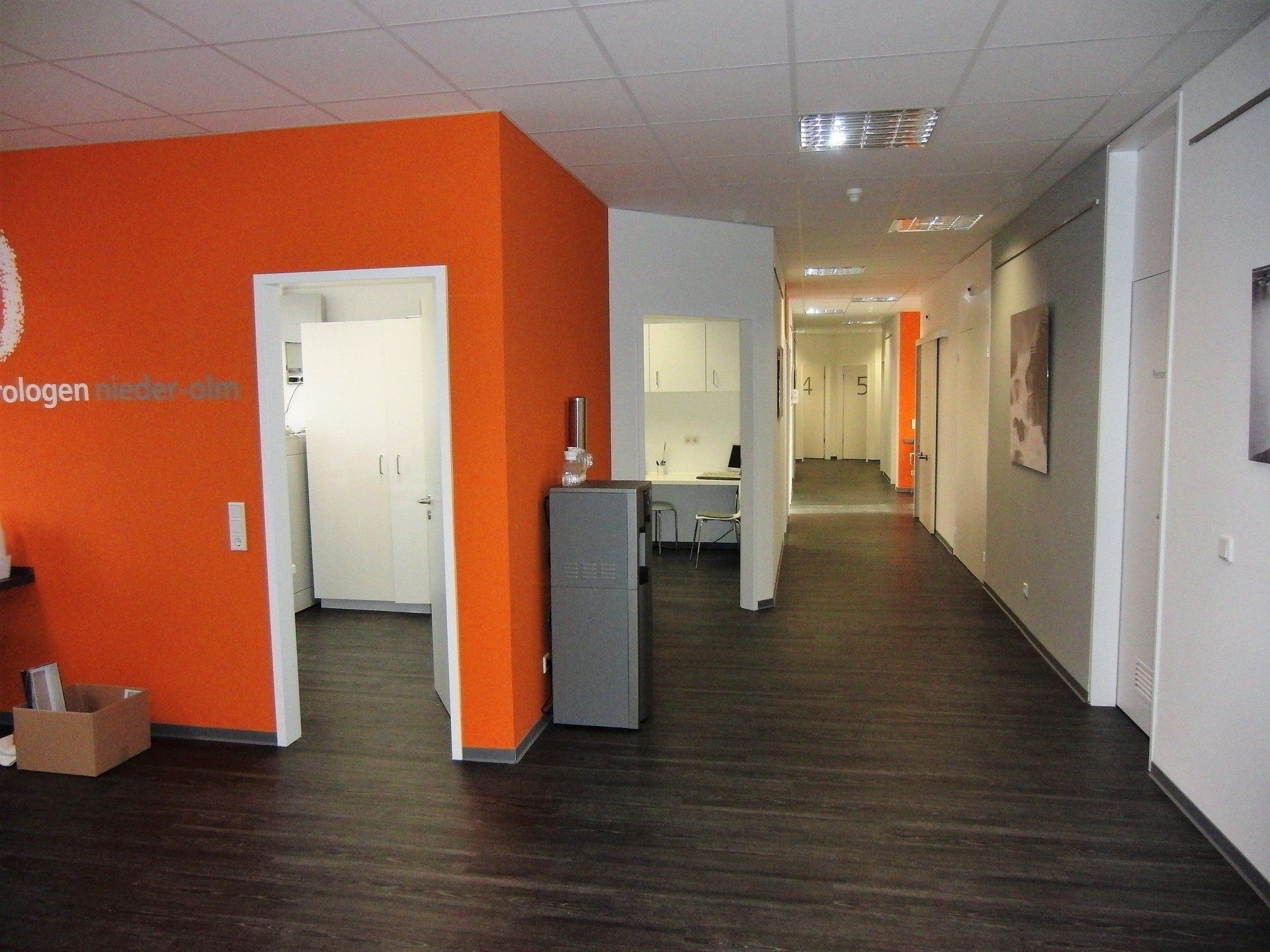 Ein Flur mit orangefarbenen Wänden und einem Slogan an der Wand