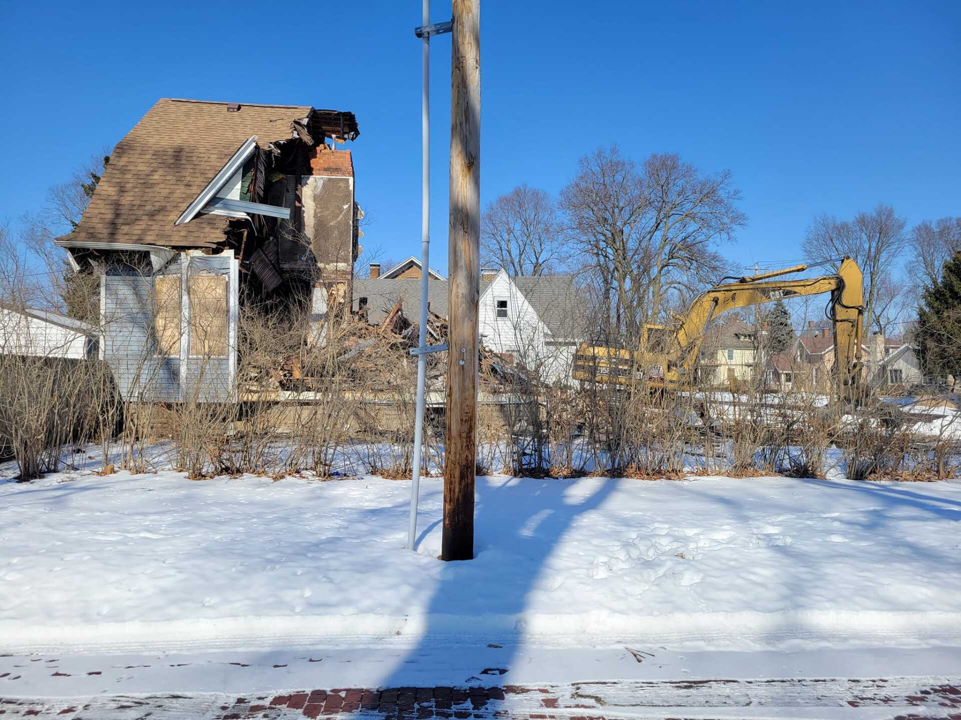 House With Snow Demolition Expert - Pekin, IL - CMT Excavating Services