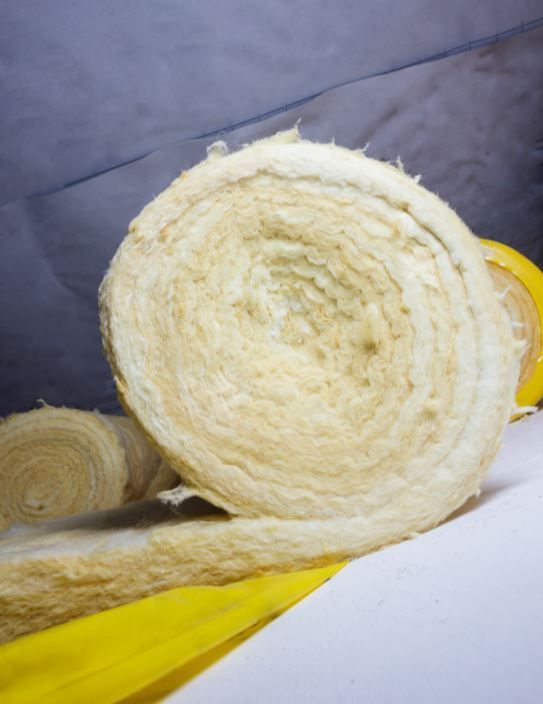 Primo piano di schiuma acustica testurizzata grigio scuro con sporgenze a forma di cono.