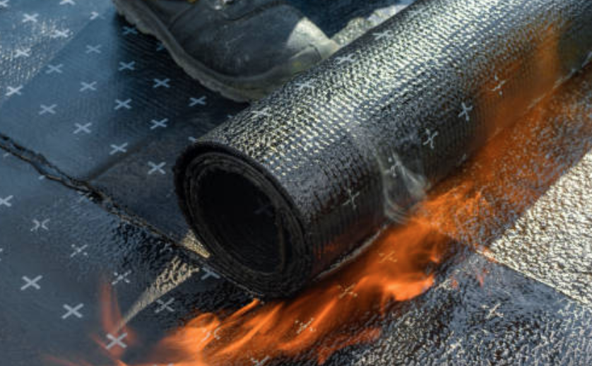 Gocce d'acqua su una barra metallica orizzontale lucida; acqua e cielo sfocati sullo sfondo.