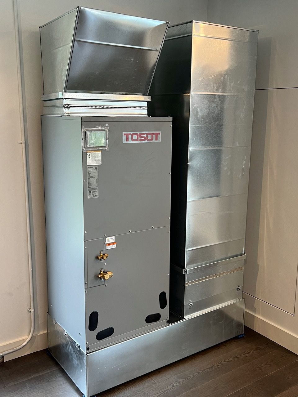 Un climatiseur tosot est installé dans une pièce à côté d'un mur.