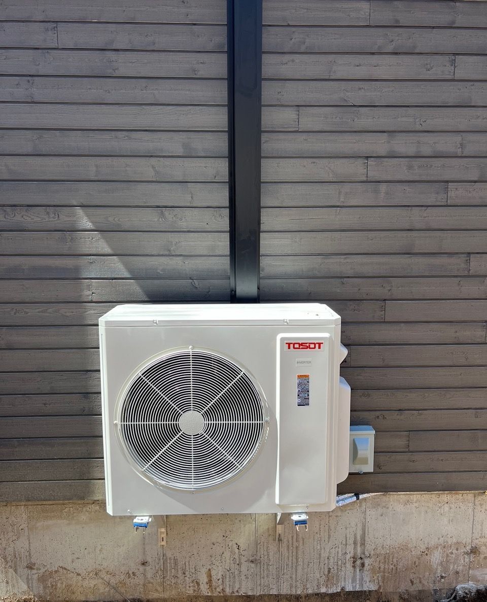 Un climatiseur Toshiba est monté sur le côté d'un bâtiment