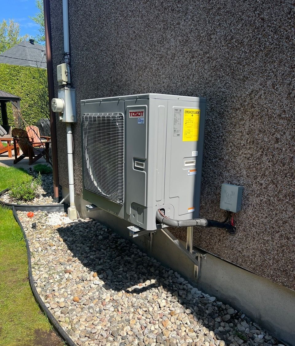Un grand climatiseur est monté sur le côté d'un bâtiment.