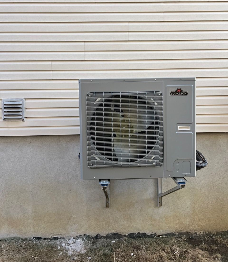 Un climatiseur est monté sur le côté d'une maison