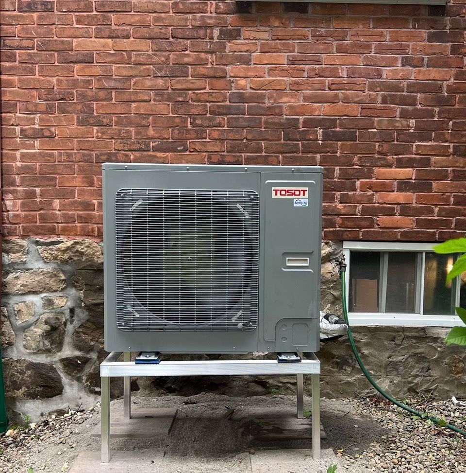 Un climatiseur humide est installé à l'extérieur d'un bâtiment en briques