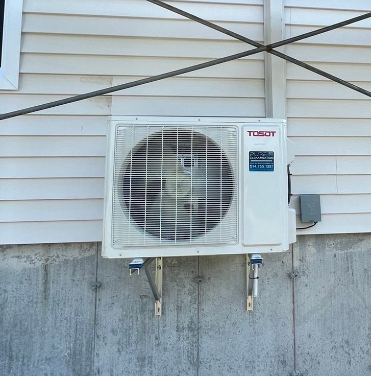 Un climatiseur tosot est monté sur le côté d'un bâtiment
