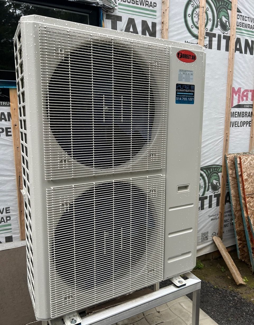 Un grand climatiseur blanc est posé sur un support en métal.